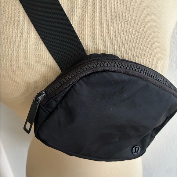 Lululemon Everywhere Belt Bag - Picture 4 of 10